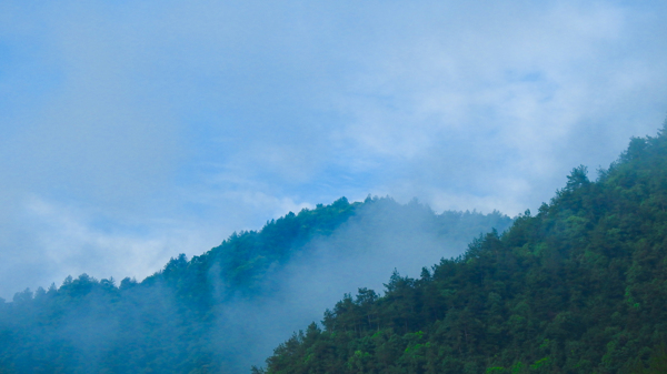 高山云雾和蓝天图片