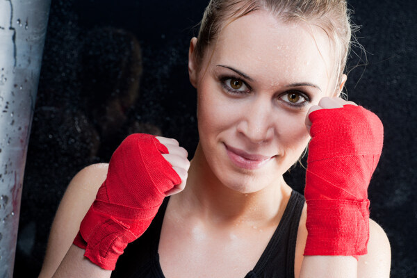 红色手套拳击女运动员图片