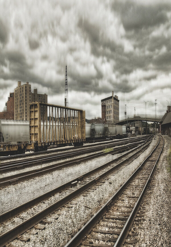 乌云笼罩下的铁路影楼摄影背景图片