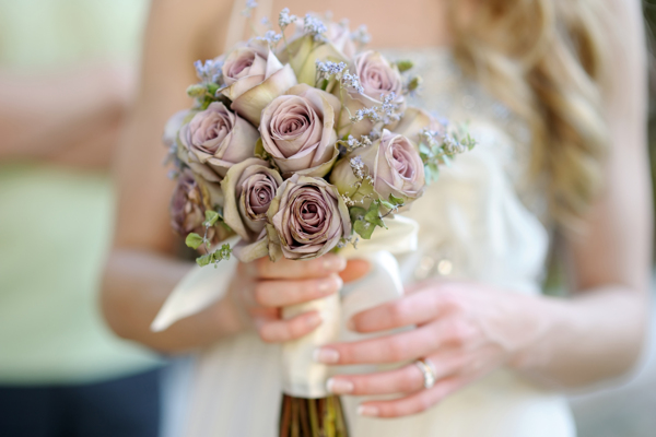 新娘手里的花束特写图片