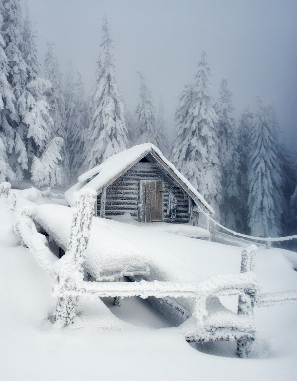 雪地里的房子图片
