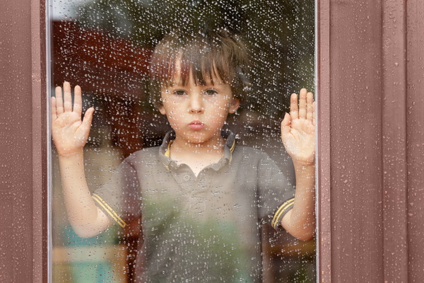 雨天望着窗外小男孩图片