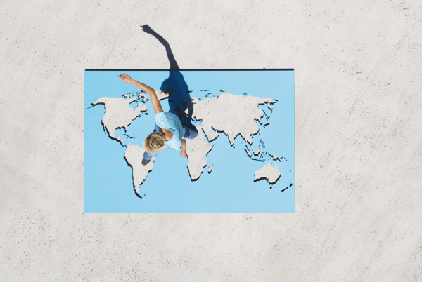 跨越世界地图的外国男人图片