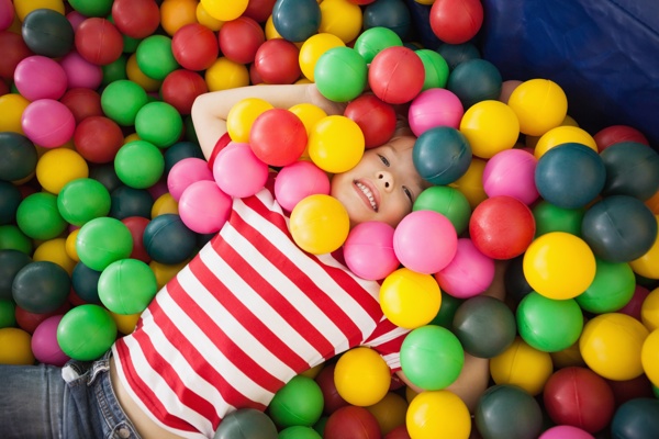 躺在彩色球里的小女孩图片