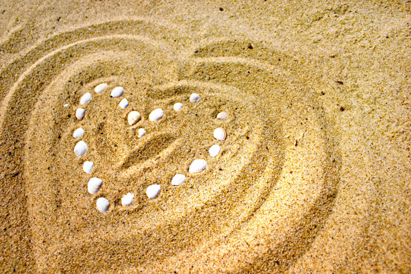 沙滩上的心形图案图片