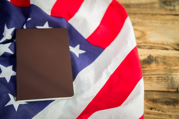 木板上的美国国旗图片