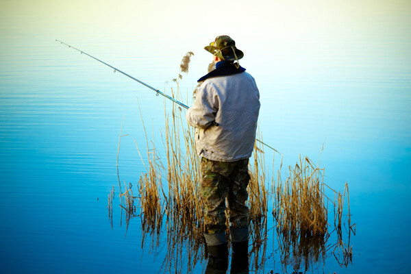 湖边钓鱼的人物图片