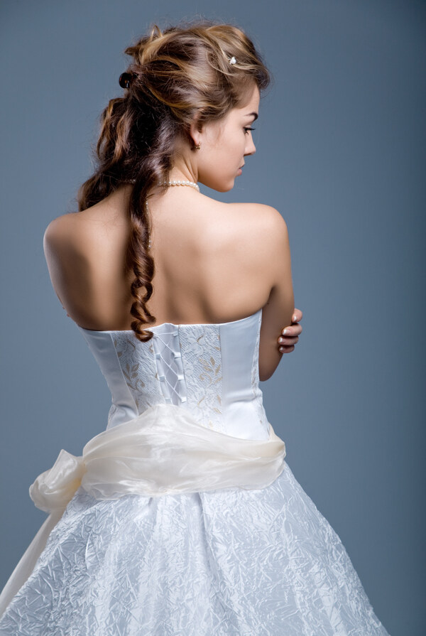 穿白色婚纱的美女背部图片