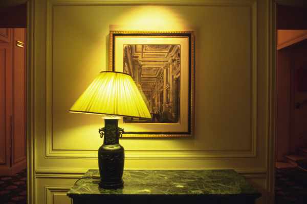 酒店里泛着黄色柔光的台灯图片