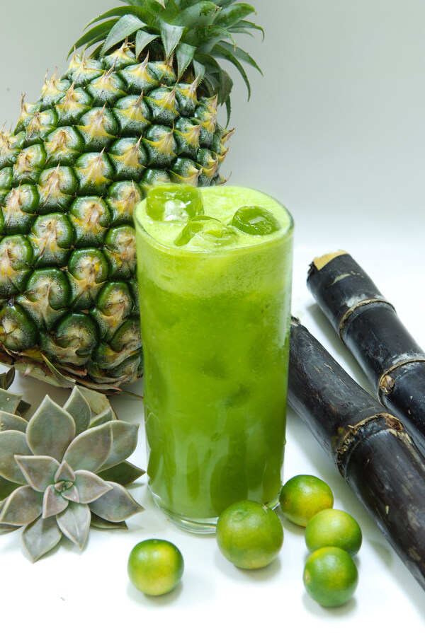 菠萝与绿色果汁图片