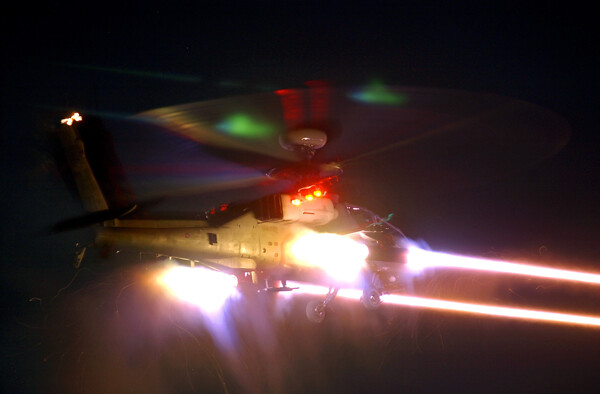 阿帕奇直升机夜间开火绚丽美图