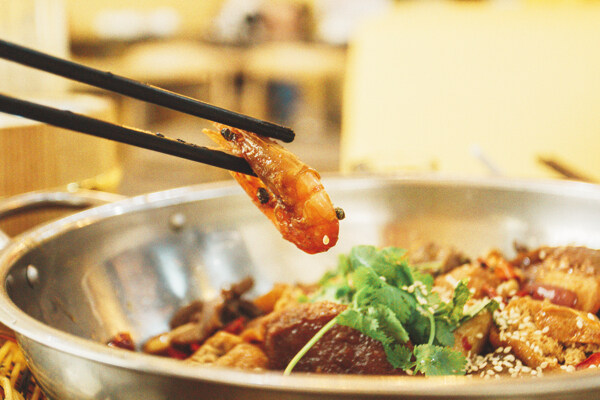用筷子夹起来的淡水虾