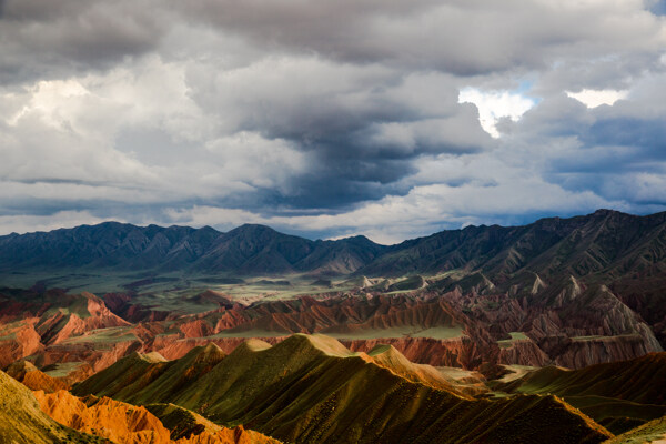 新疆努尔加大峡谷雨后风景