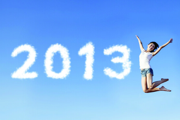 2013云朵字体与跳跃的女生图片