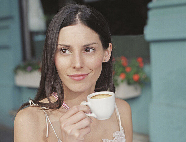 正在喝咖啡的女性图片