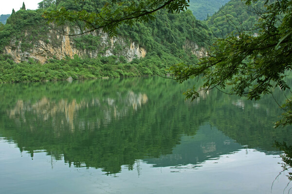 清江倒影图片