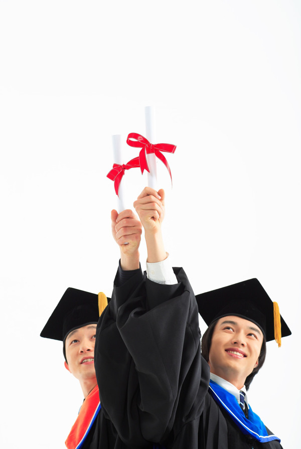 举着毕业证书两个博士图片
