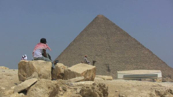 埃及金字塔的男孩和股票的录像视频免费下载