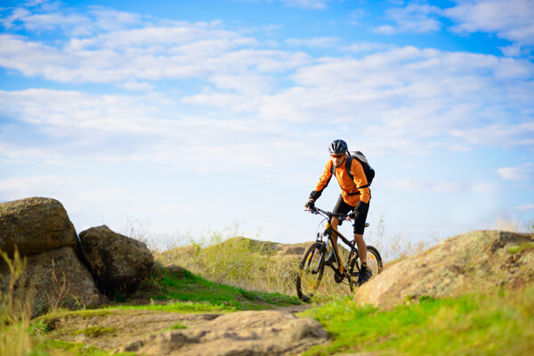 山地上骑自行车的男人图片