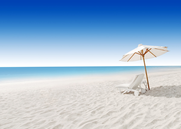 沙滩上的休闲椅和遮阳伞