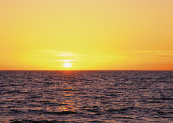 黄昏时候的海浪图片