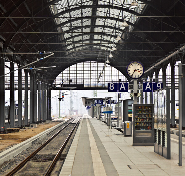 宽敞明亮的火车站台图片