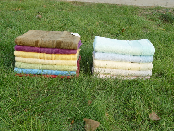 草地上的毛巾图片