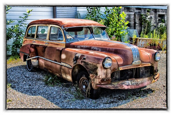 旧的生锈汽车