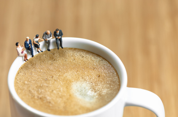 微型企业团队有一个喝咖啡的休息时间