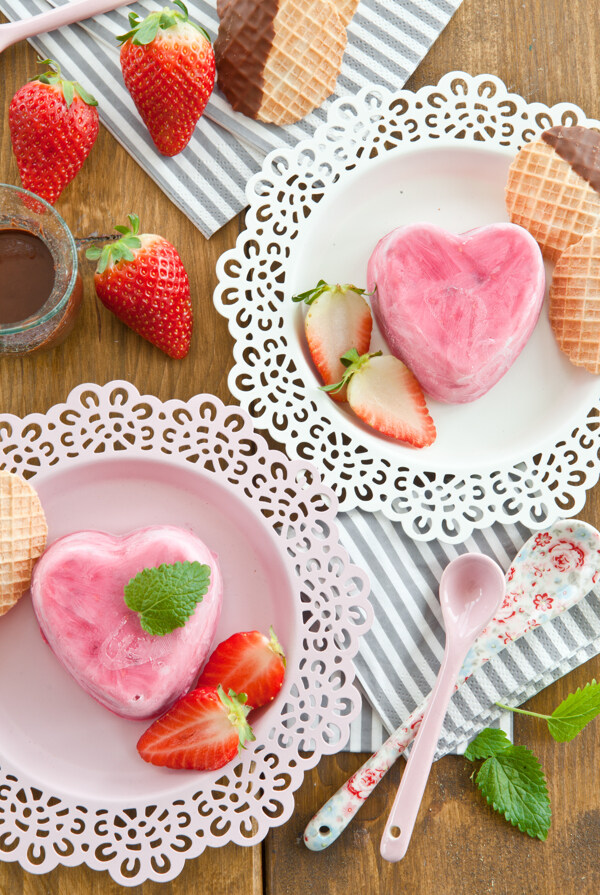 草莓和粉色冰糕图片