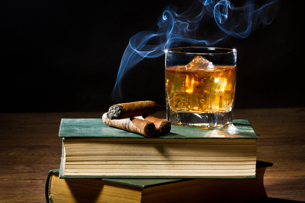书本与雪茄美酒图片