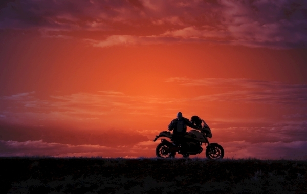 黄昏下的摩托车旅游背景海报素材图片