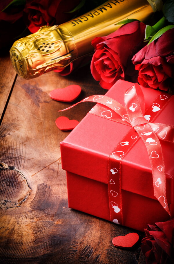 红色礼物盒与玫瑰花图片