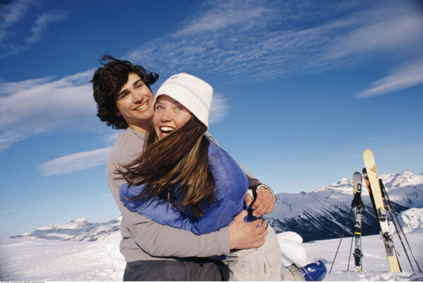 雪山滑雪的情侣图片