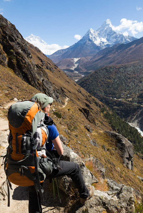 欣赏高山风景的登山人