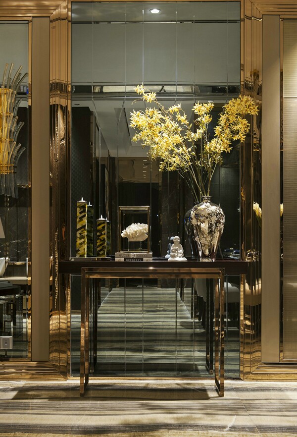 现代简约欧式客厅玄关柜装饰花效果图