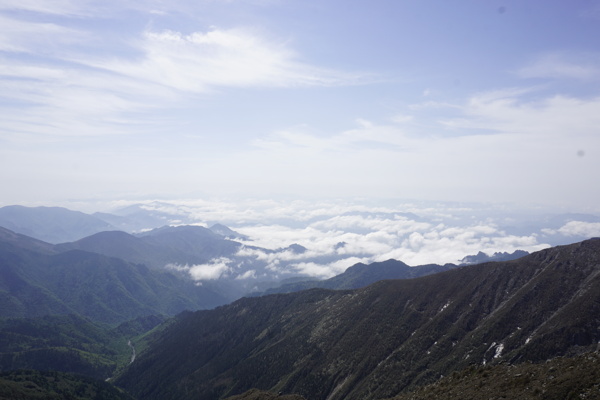 蓝天下的大山风光