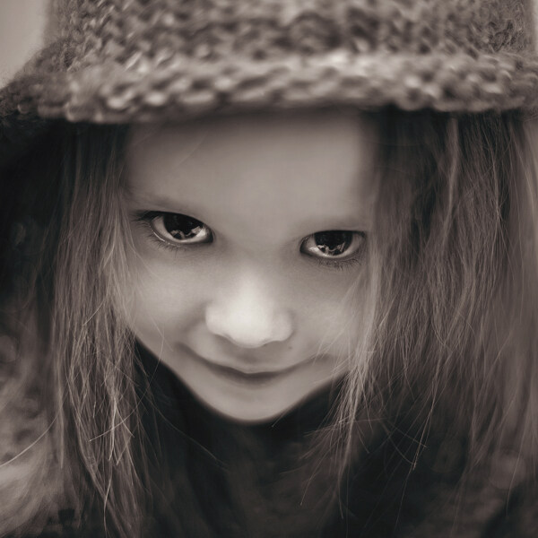 戴帽子微笑的长发女孩图片