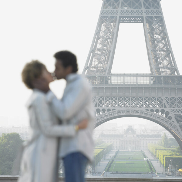 埃菲尔铁塔接吻的情侣图片