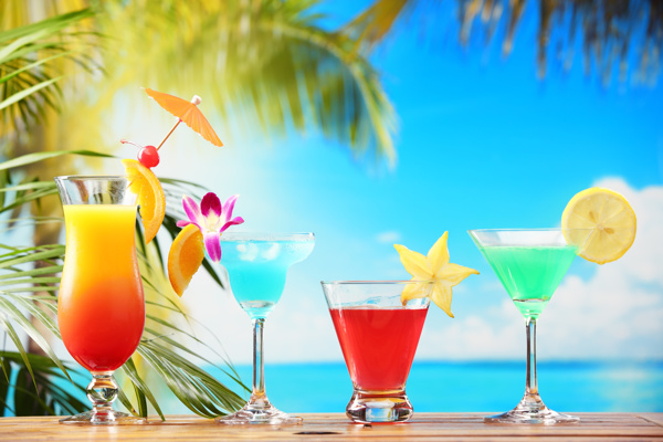 沙滩上的果汁饮料图片