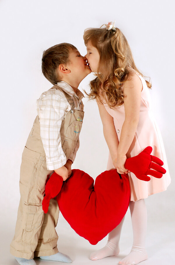 亲吻的儿童情侣图片
