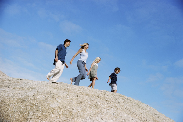 行走在峭壁上的一家人图片