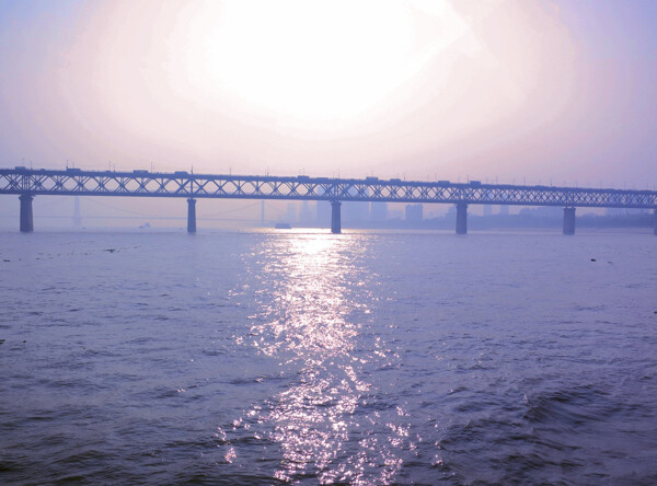 晚霞下的长江大桥图片