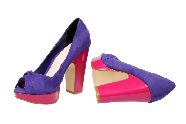紫罗兰色的女人的高跟鞋