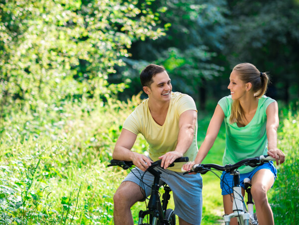 骑自行车聊天的情侣图片