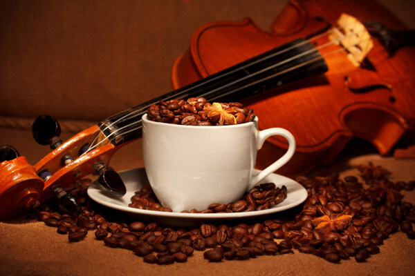 小提琴与咖啡豆图片
