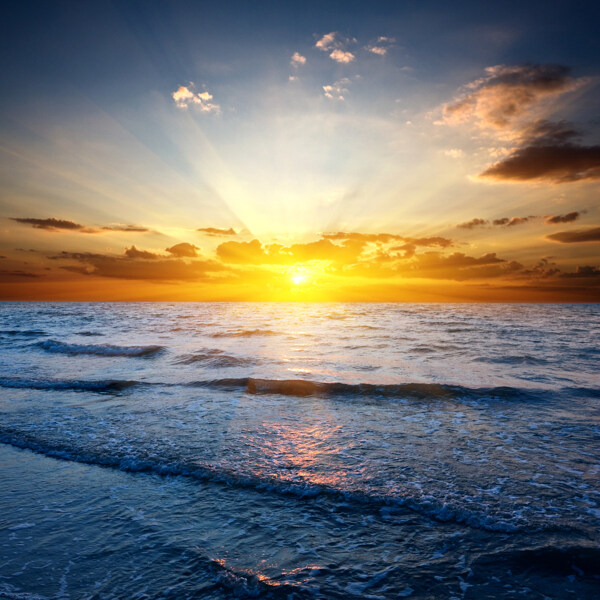 夕阳下美丽的海面图片