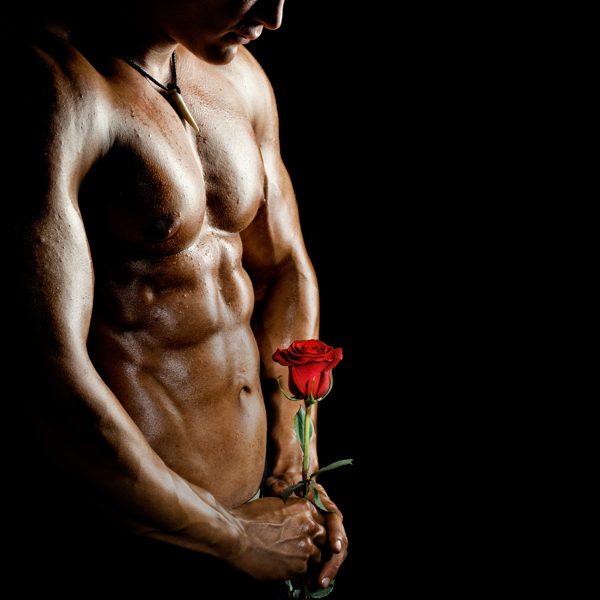 拿玫瑰花的肌肉男人图片