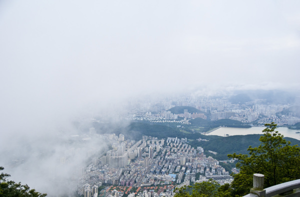 云雾笼罩城市图片