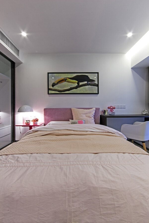 现代简约卧室床铺射灯壁画装修效果图